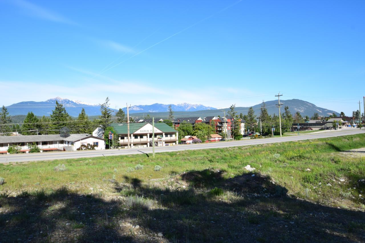 7585 Redstreak Park Road, Radium Hot Springs, British Columbia  V0A 1M0 - Photo 11 - 2454295