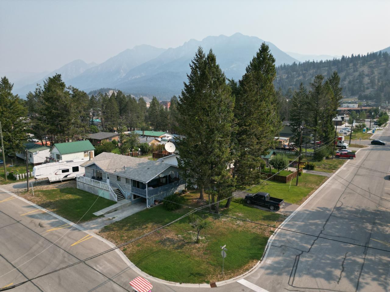7558 Columbia Avenue, Radium Hot Springs, British Columbia  V0A 1M0 - Photo 39 - 2476001