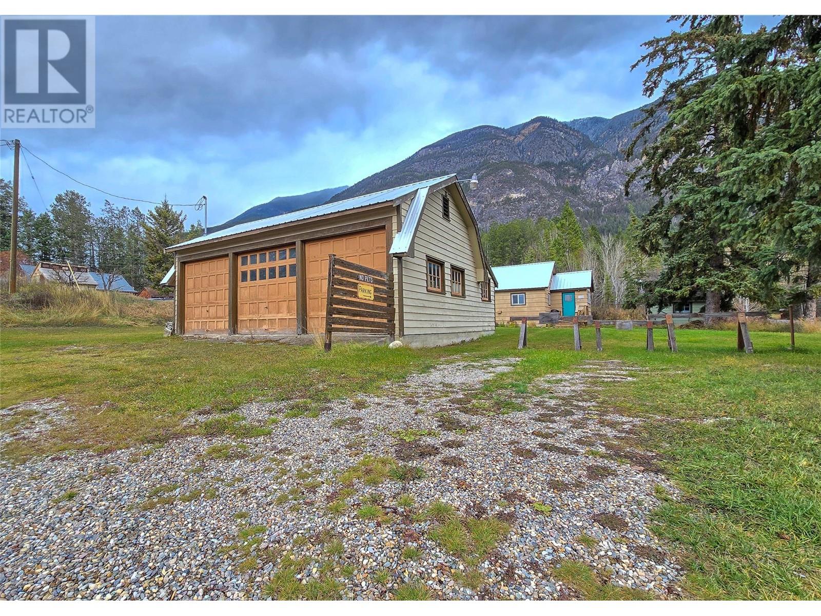 5015 Kootenay Street, Spillimacheen, British Columbia