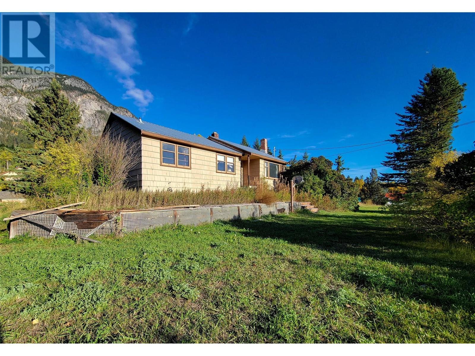 960 95 Highway, Spillimacheen, British Columbia