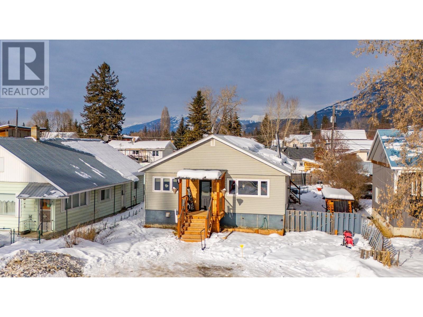 511 11th Street, Golden, British Columbia  V0A 1H2 - Photo 2 - 10335498