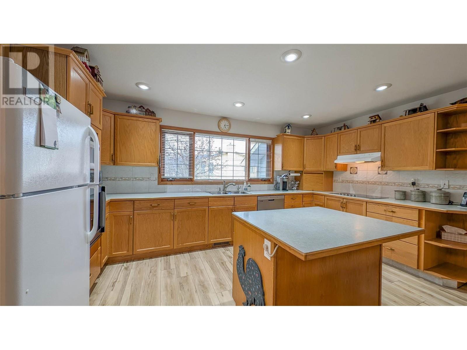 1021b 11th Avenue, Invermere, British Columbia  V0A 1K0 - Photo 6 - 10344032