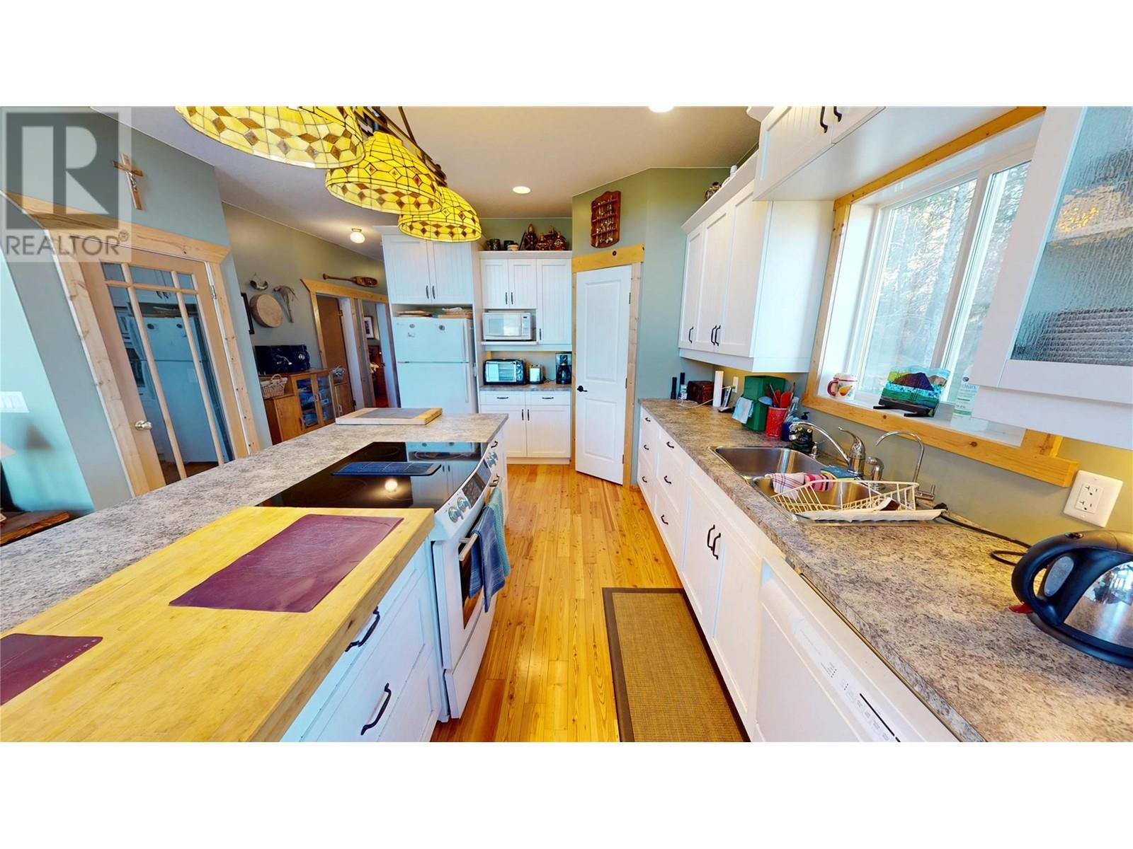5586 Highway 95 Highway, Edgewater, British Columbia  V0A 1E0 - Photo 5 - 10344206