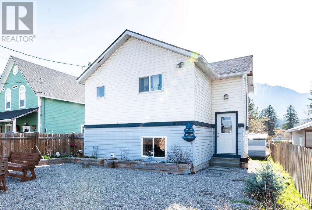 5722 Vermillion Street, Edgewater, British Columbia  V0A 1E0 - Photo 1 - 10345067