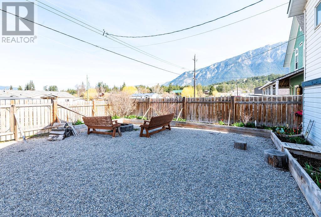 5722 Vermillion Street, Edgewater, British Columbia  V0A 1E0 - Photo 11 - 10345067