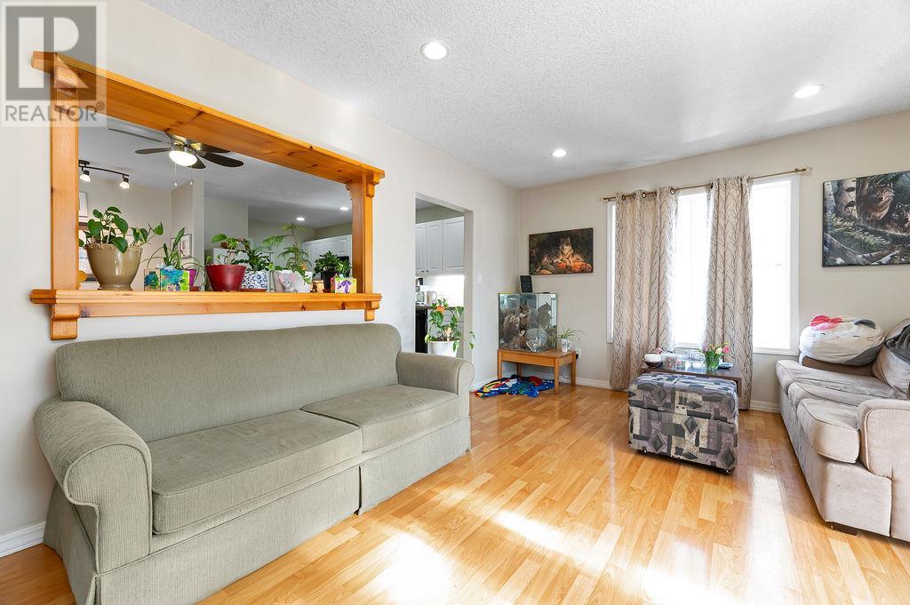5722 Vermillion Street, Edgewater, British Columbia  V0A 1E0 - Photo 2 - 10345067