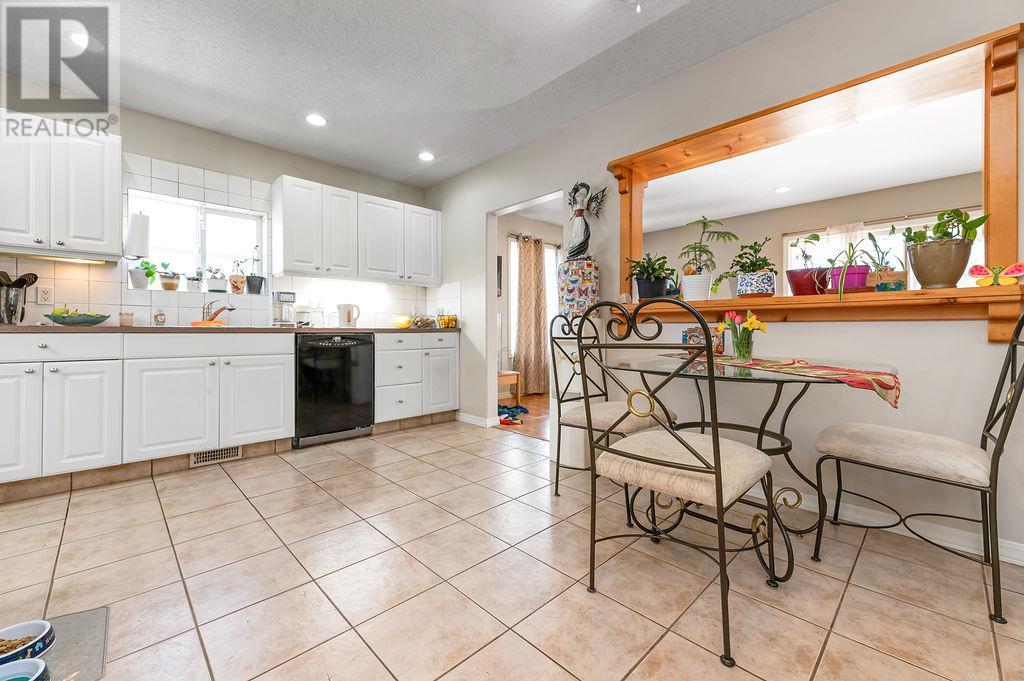 5722 Vermillion Street, Edgewater, British Columbia  V0A 1E0 - Photo 3 - 10345067