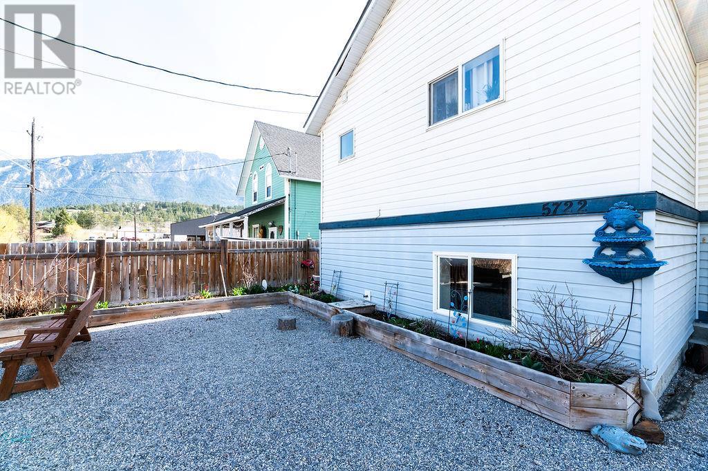 5722 Vermillion Street, Edgewater, British Columbia  V0A 1E0 - Photo 9 - 10345067