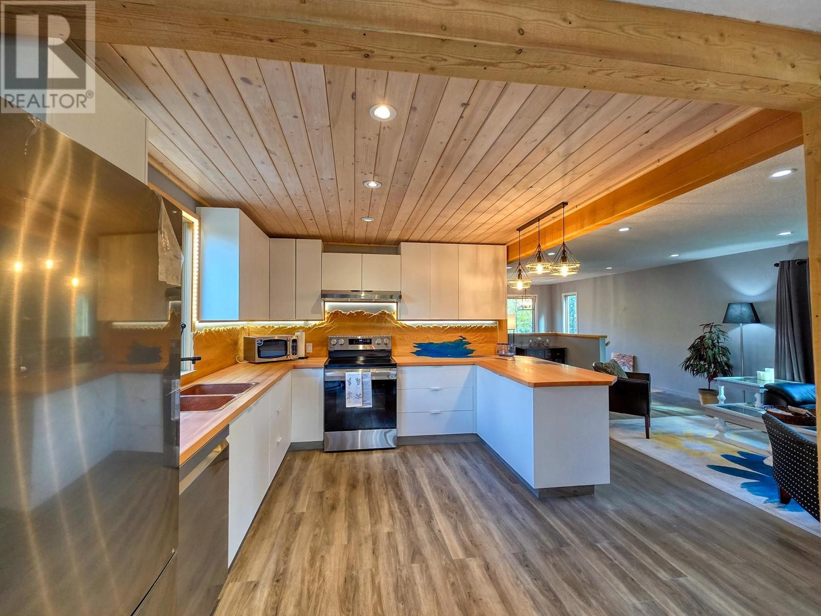 5765 Columbia Road, Edgewater, British Columbia  V0A 1E0 - Photo 2 - 10345473