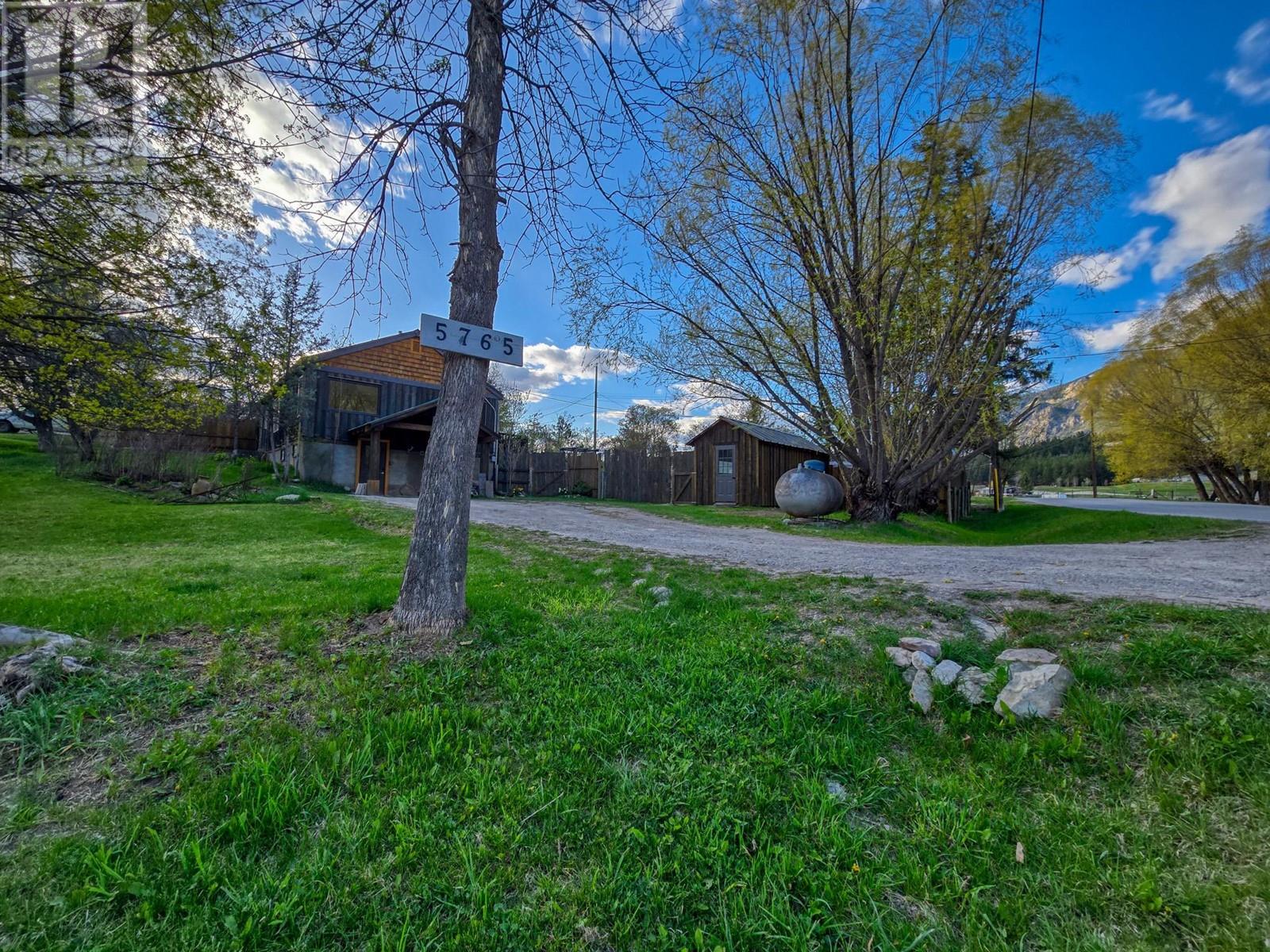 5765 Columbia Road, Edgewater, British Columbia  V0A 1E0 - Photo 8 - 10345473