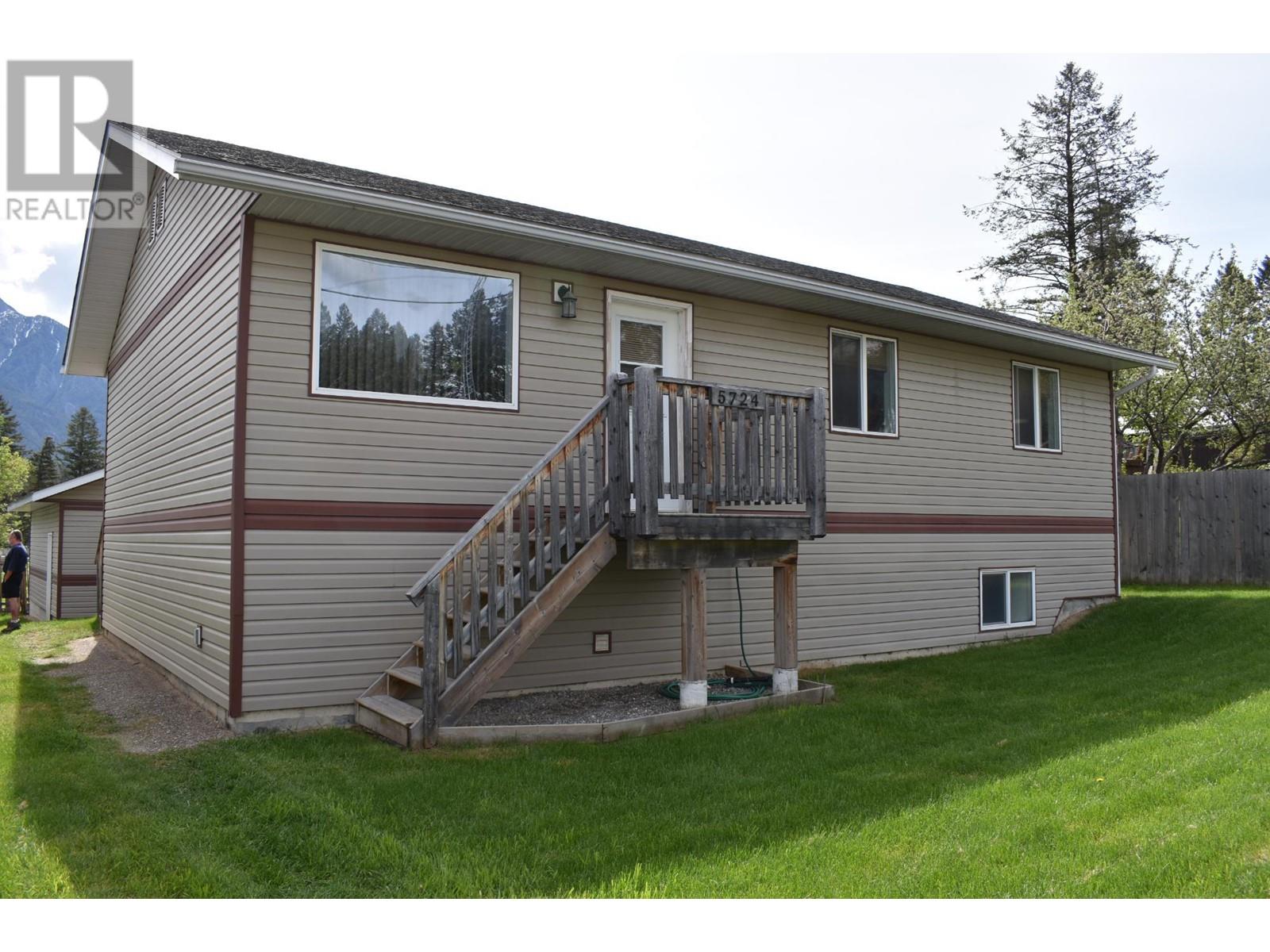 5724 VERMILLION Street, Edgewater, British Columbia