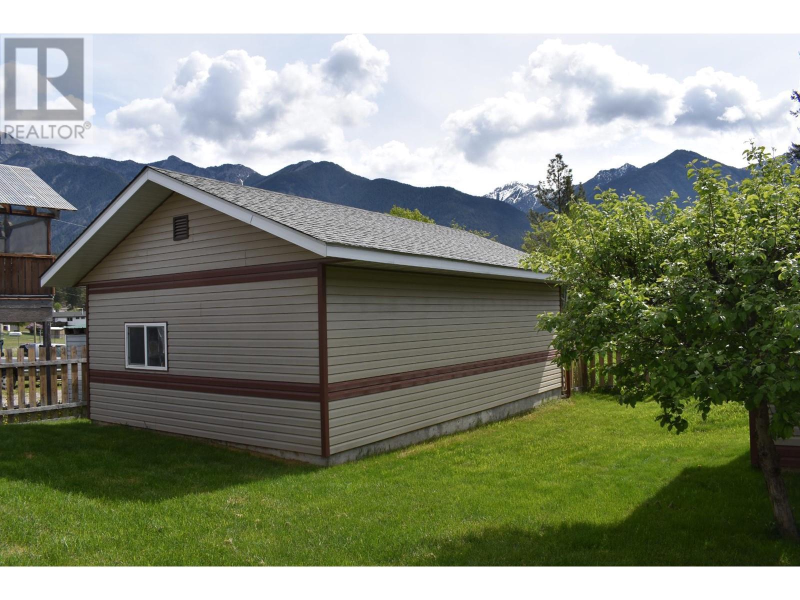 5724 Vermillion Street, Edgewater, British Columbia  V0A 1E0 - Photo 2 - 10347235