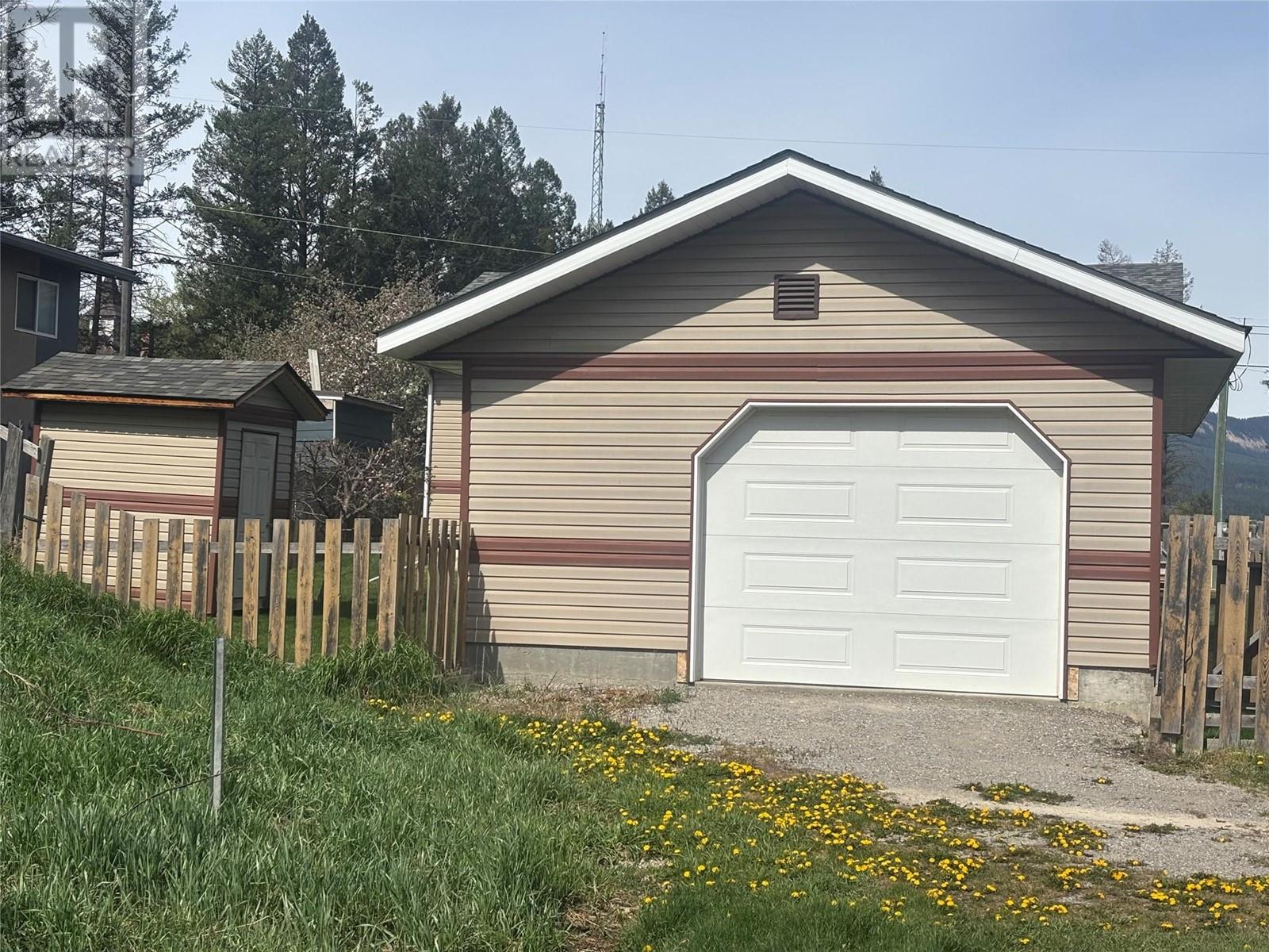 5724 Vermillion Street, Edgewater, British Columbia  V0A 1E0 - Photo 24 - 10347235