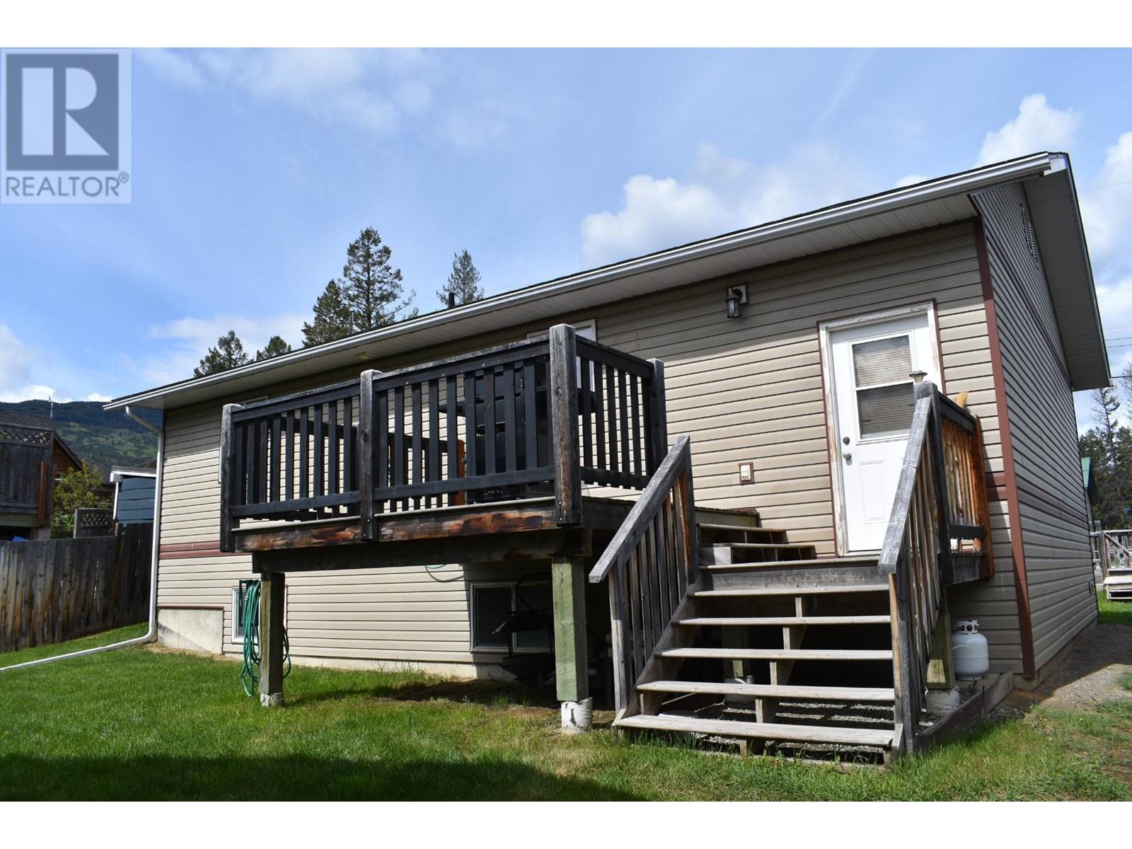 5724 Vermillion Street, Edgewater, British Columbia  V0A 1E0 - Photo 3 - 10347235
