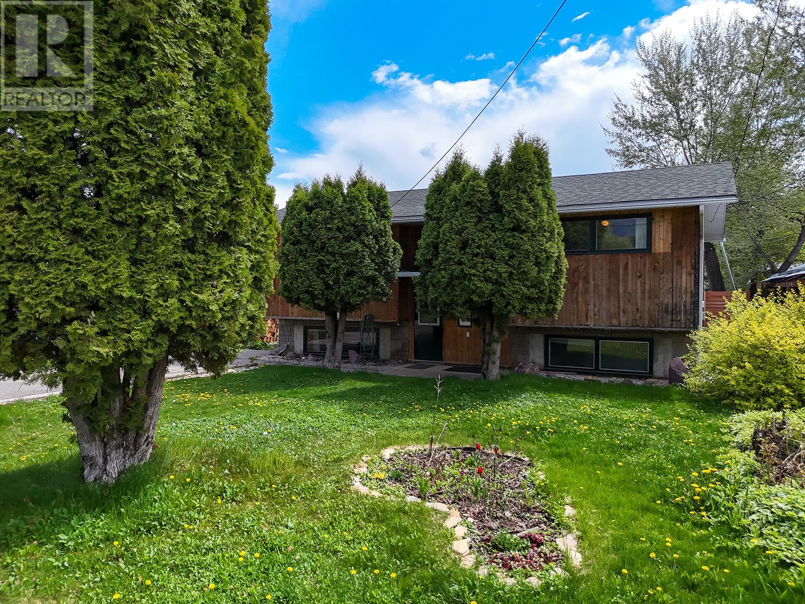 710 8th Street, Golden, British Columbia  V0A 1H0 - Photo 1 - 10348325