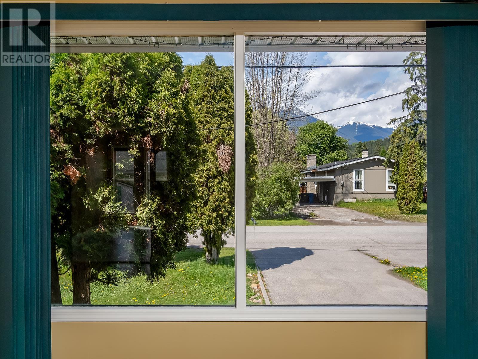 710 8th Street, Golden, British Columbia  V0A 1H0 - Photo 6 - 10348325