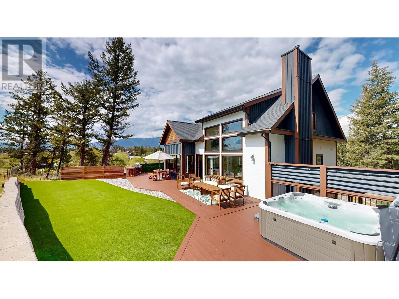 1018 Swansea Road, Windermere, British Columbia