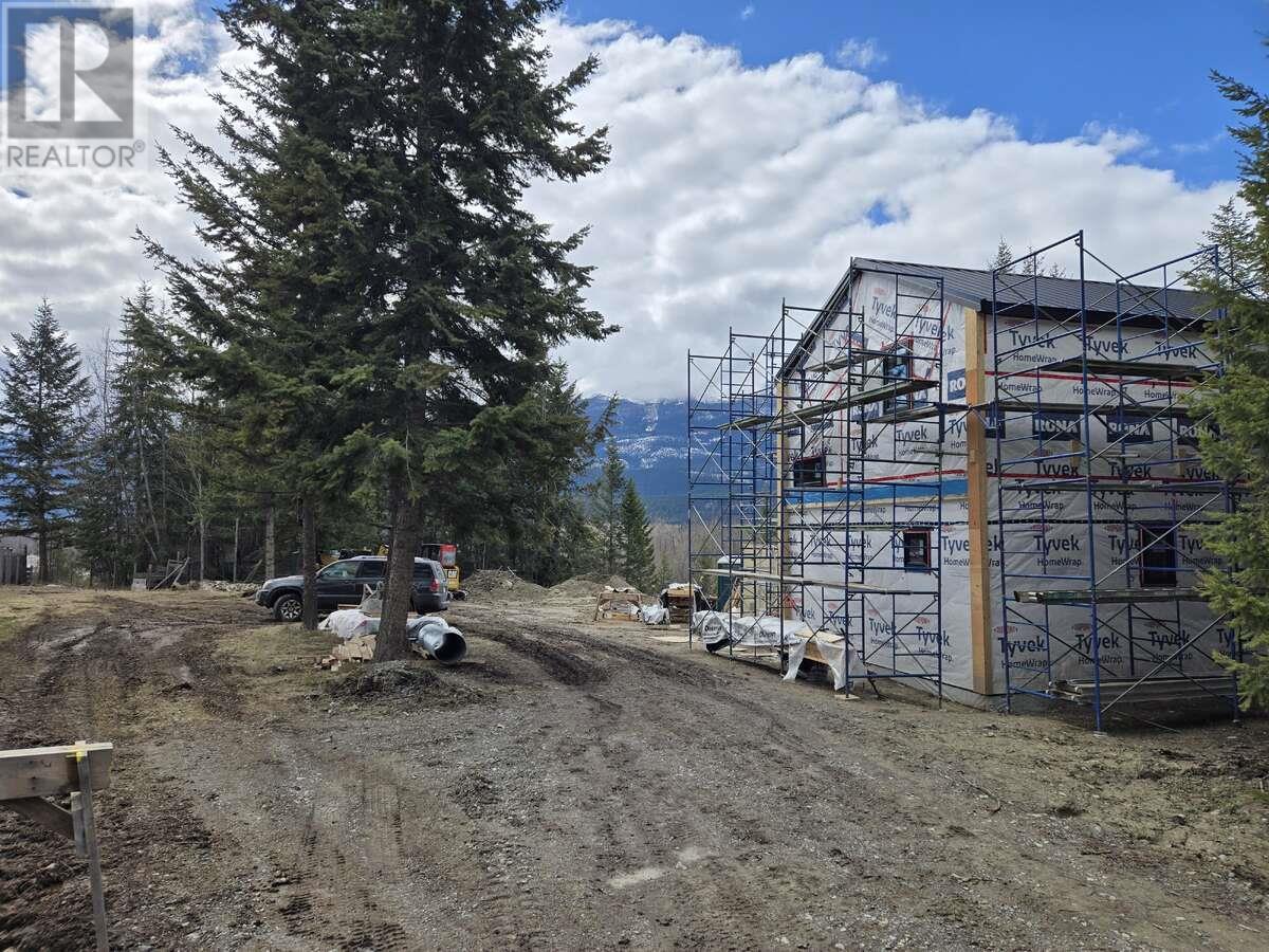 640 95 Highway, Golden, British Columbia  V0A 1H2 - Photo 2 - 10350386