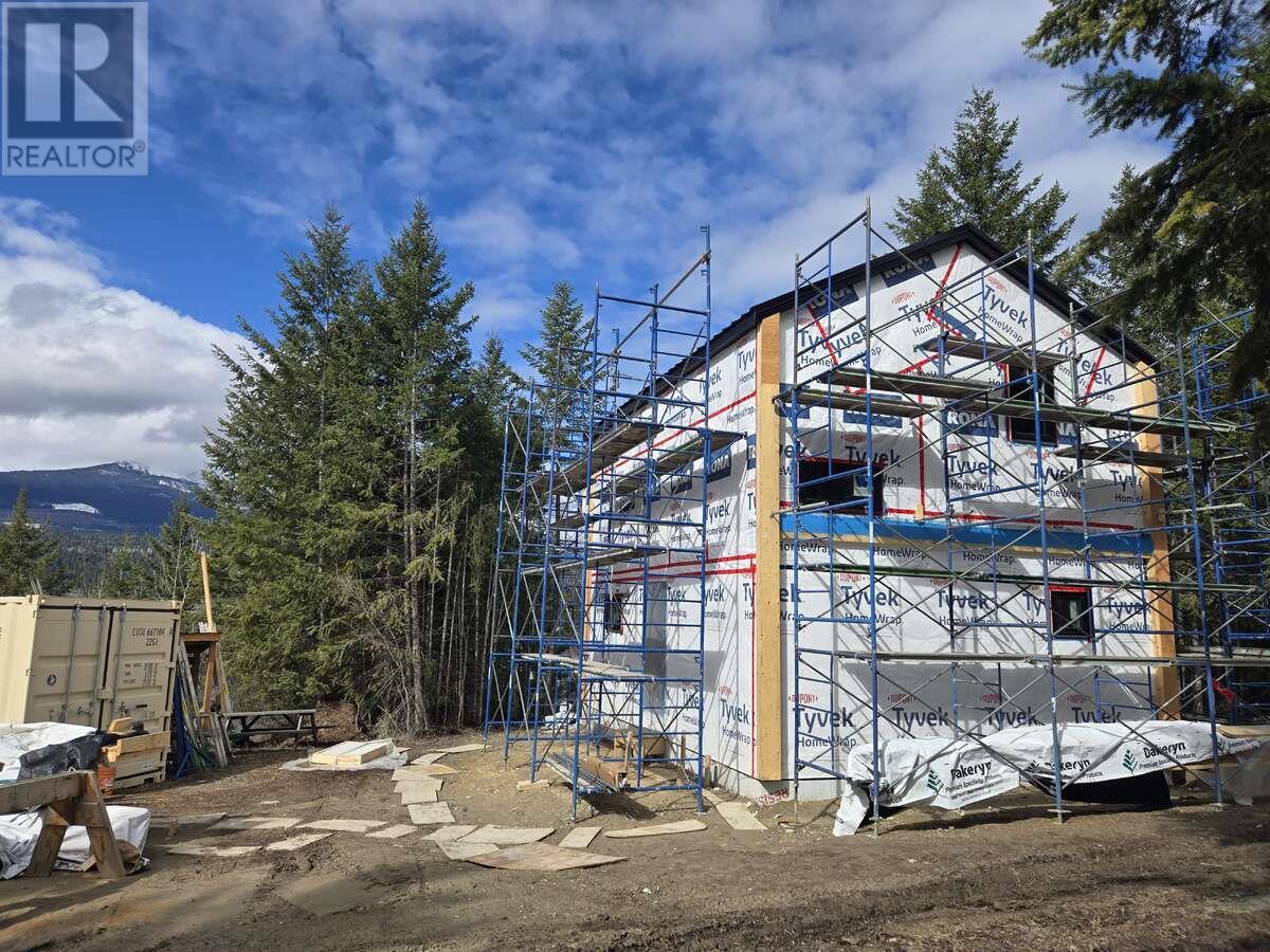 640 95 Highway, Golden, British Columbia  V0A 1H2 - Photo 3 - 10350386