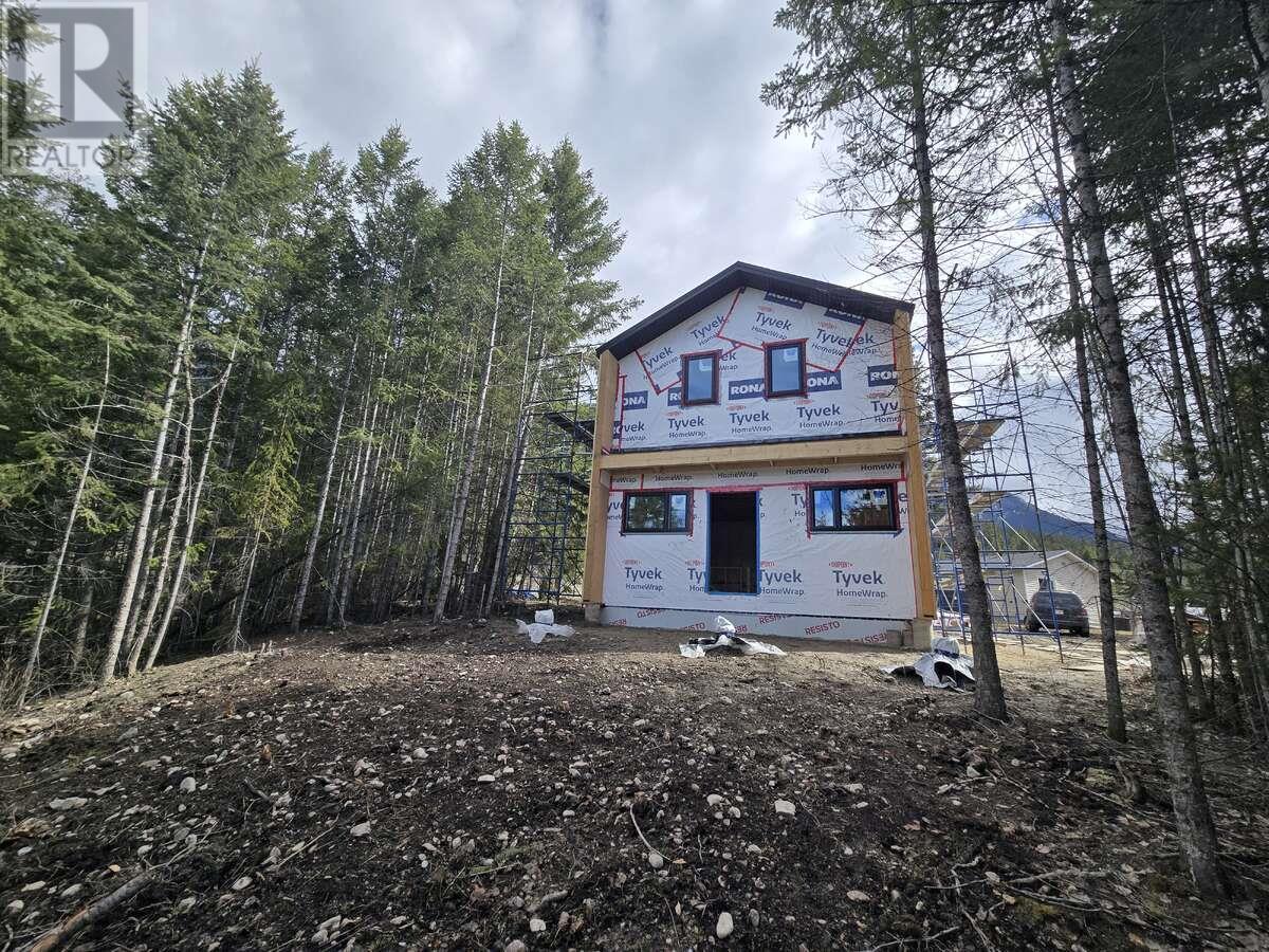 640 95 Highway, Golden, British Columbia  V0A 1H2 - Photo 5 - 10350386