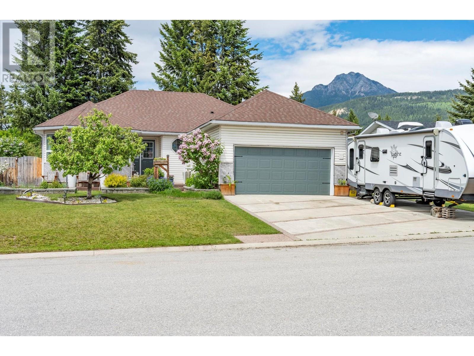 1505 Cedar Street, Golden, British Columbia  V0A 1H6 - Photo 2 - 10350673