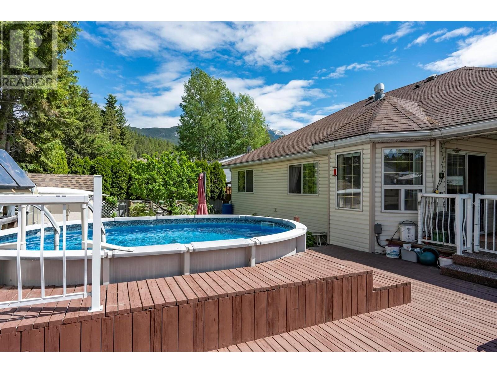1505 Cedar Street, Golden, British Columbia  V0A 1H6 - Photo 6 - 10350673