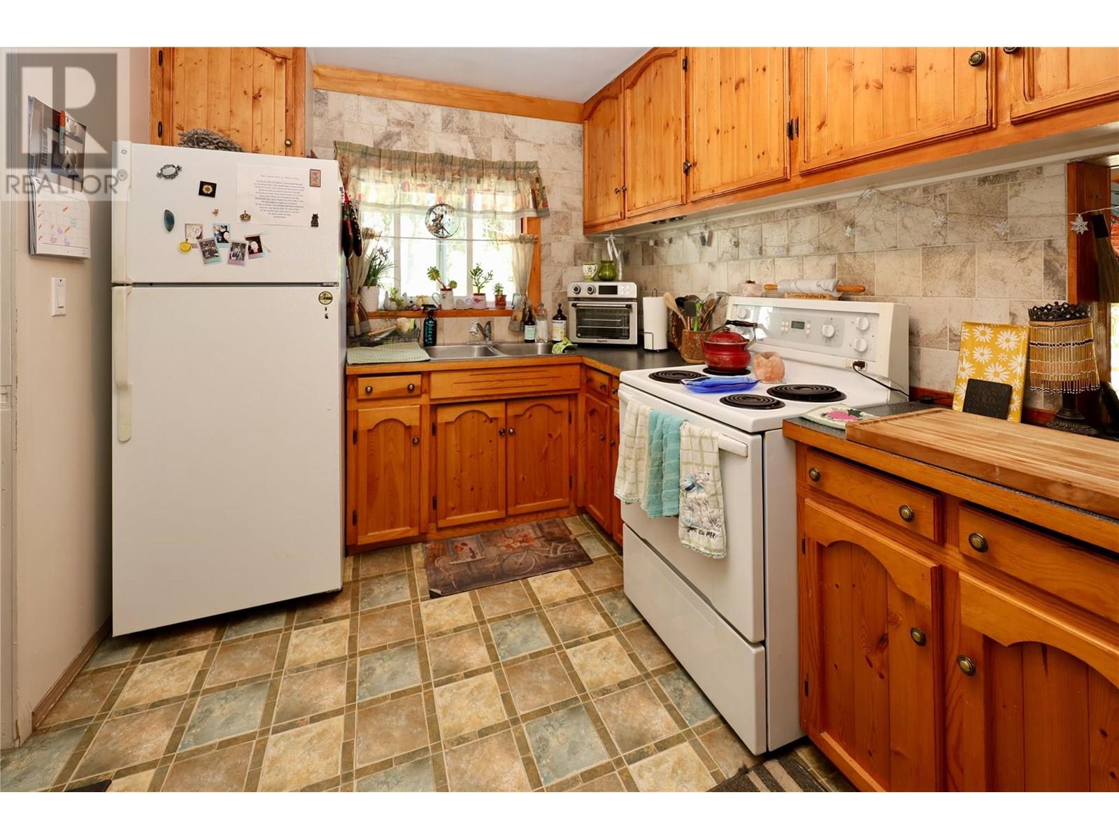 3361 & 3365 95 Highway, Golden, British Columbia  V0A 1L0 - Photo 63 - 10351776