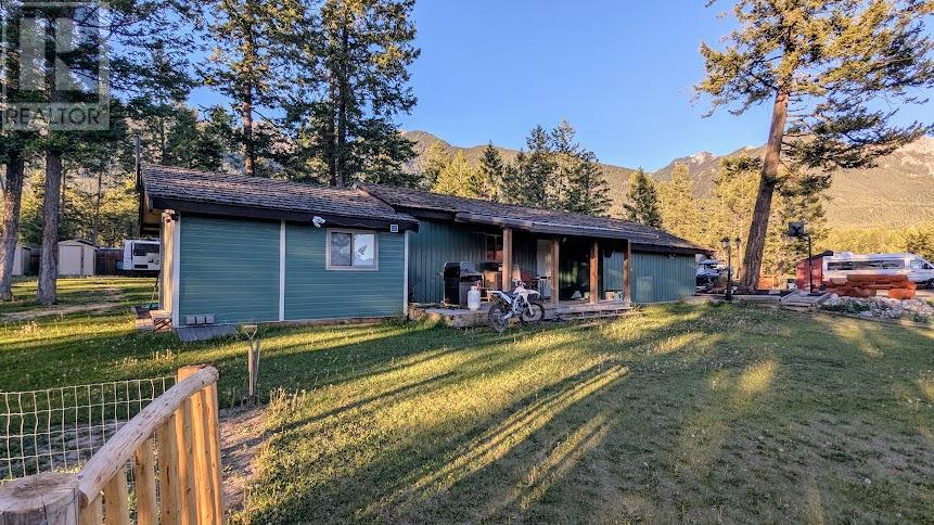 5761 Lautrup Road, Edgewater, British Columbia  V0A 1E0 - Photo 18 - 10350968