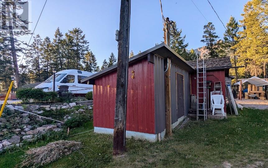 5761 Lautrup Road, Edgewater, British Columbia  V0A 1E0 - Photo 28 - 10350968