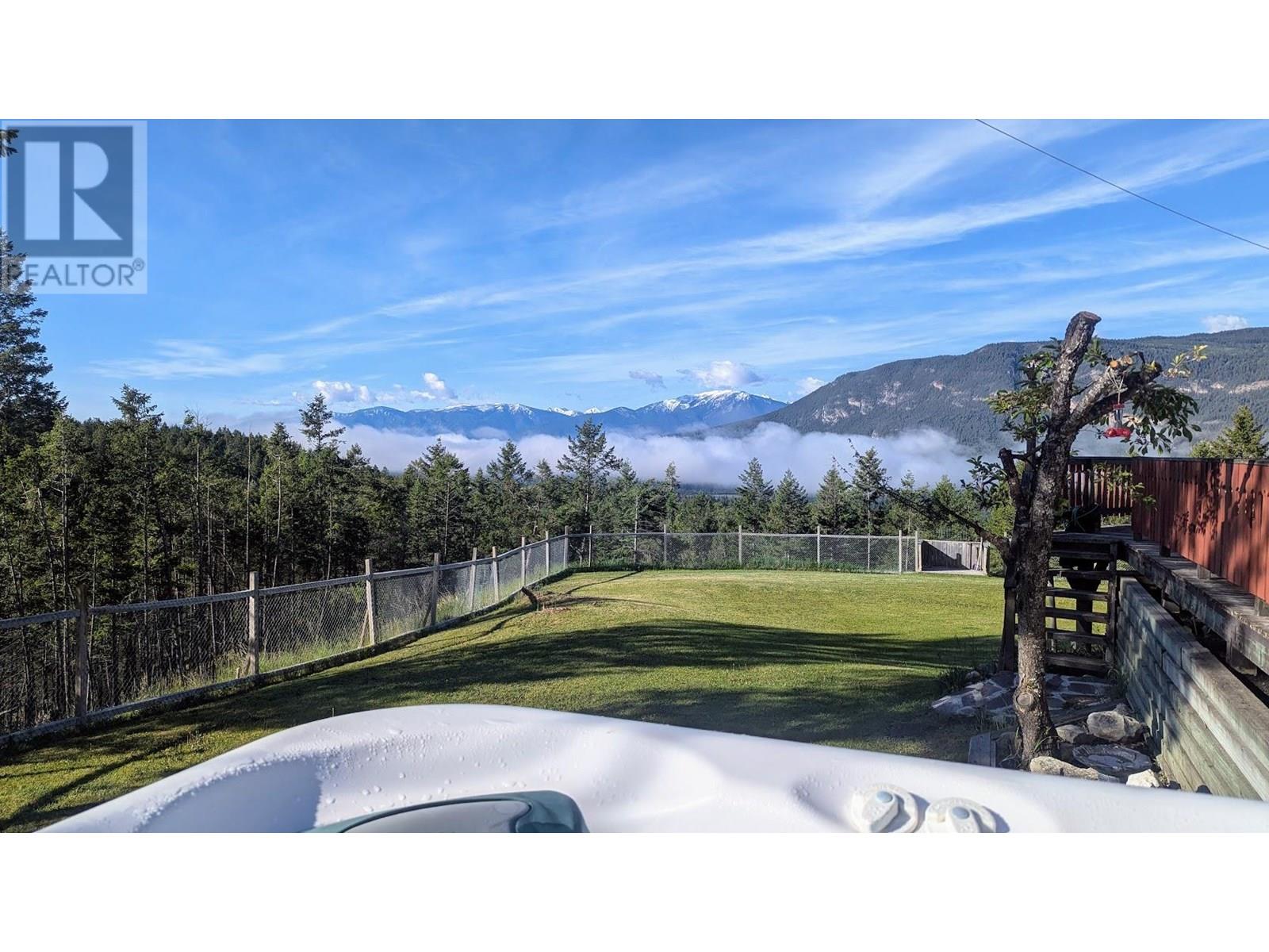 5761 Lautrup Road, Edgewater, British Columbia  V0A 1E0 - Photo 3 - 10350968
