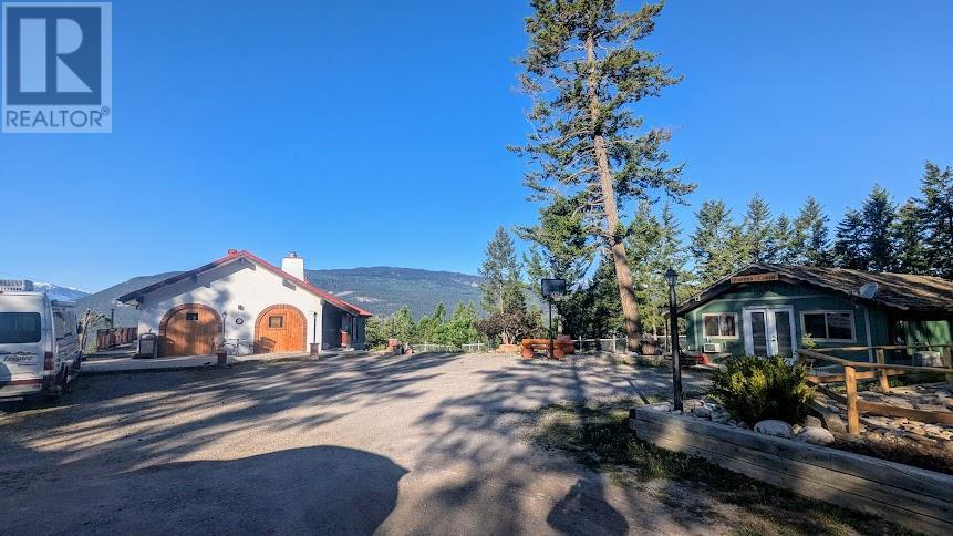 5761 Lautrup Road, Edgewater, British Columbia  V0A 1E0 - Photo 5 - 10350968