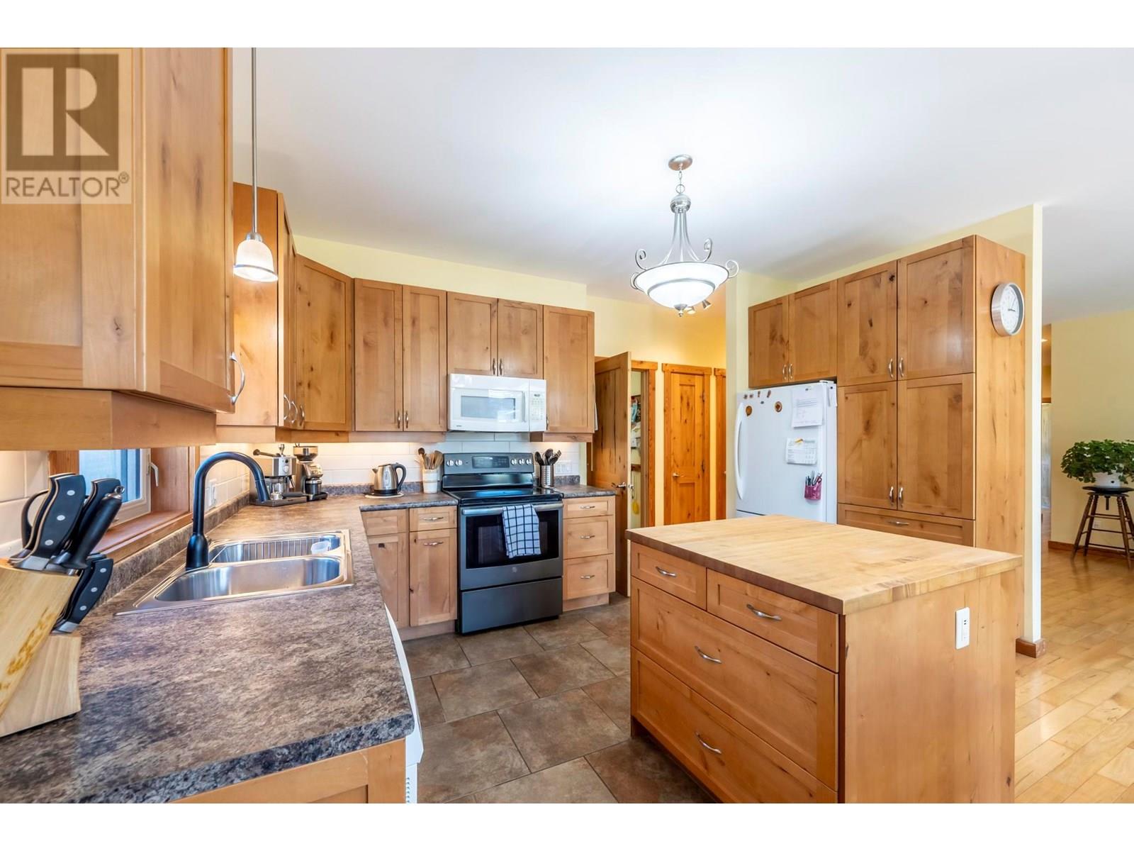 810 12th Street S, Golden, British Columbia  V0A 1H2 - Photo 19 - 10351892
