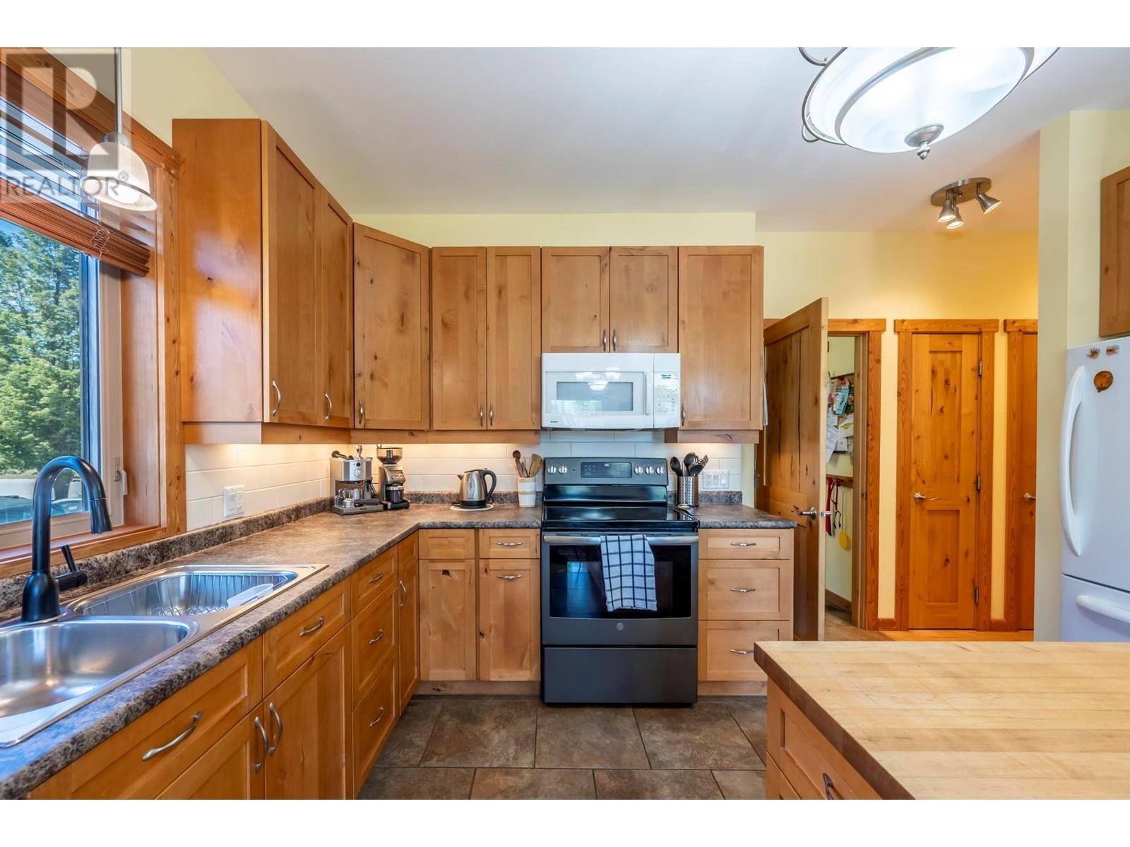 810 12th Street S, Golden, British Columbia  V0A 1H2 - Photo 20 - 10351892