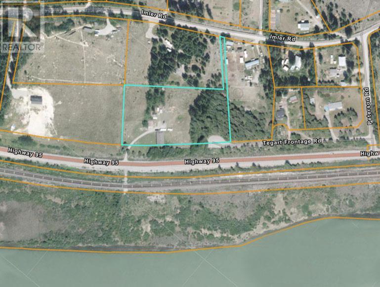 3049 95 Highway, Golden, British Columbia  V0A 1H2 - Photo 2 - 10351788