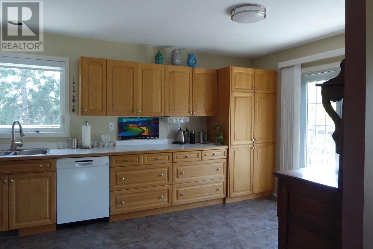 1510 Cedar Street, Golden, British Columbia  V0A 1H6 - Photo 11 - 10352278