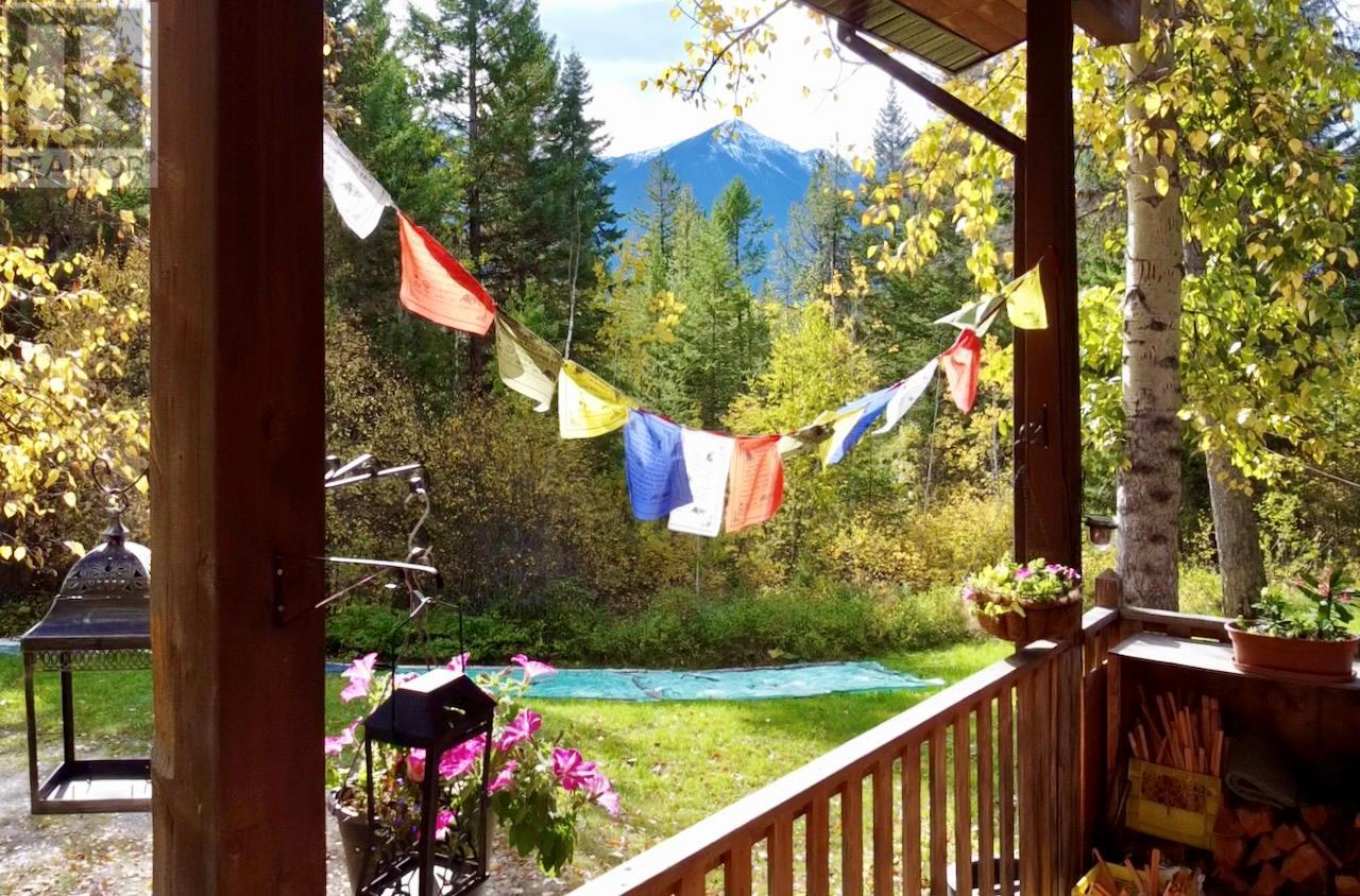 1599 Campbell Road, Golden, British Columbia  V0A 1H0 - Photo 2 - 10353107