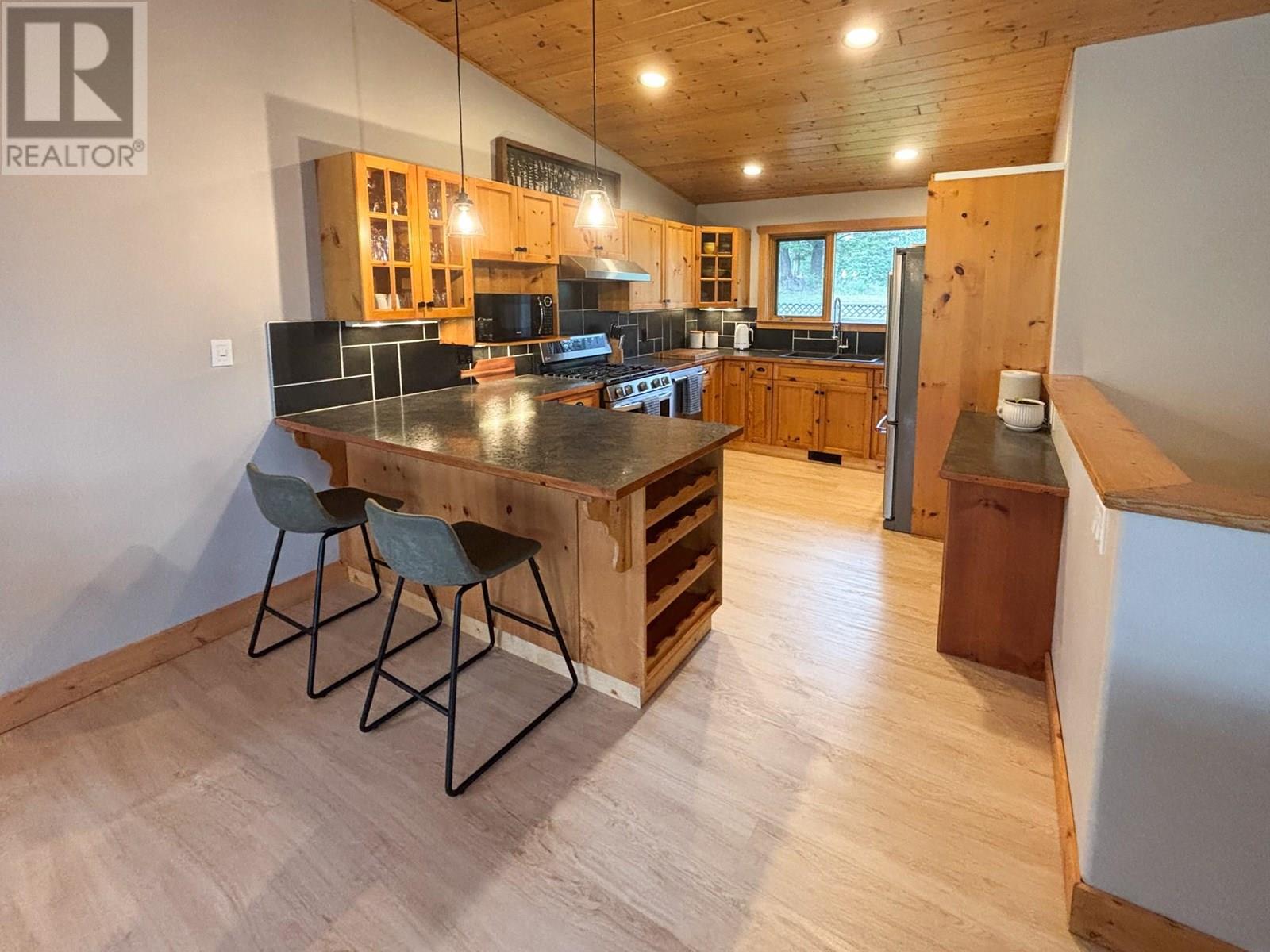 4761 Crescentwood Drive, Edgewater, British Columbia  V0A 1E0 - Photo 10 - 10353912