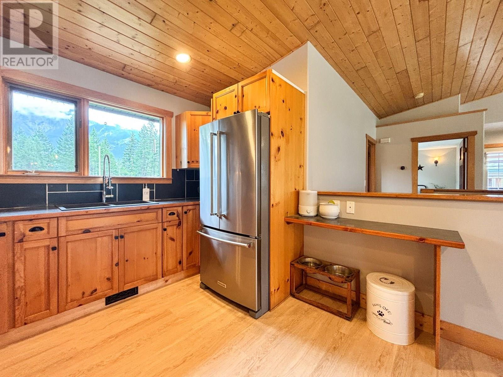 4761 Crescentwood Drive, Edgewater, British Columbia  V0A 1E0 - Photo 14 - 10353912