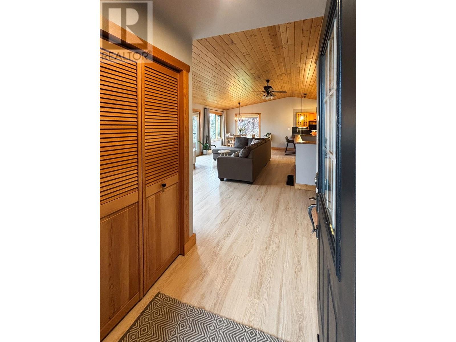 4761 Crescentwood Drive, Edgewater, British Columbia  V0A 1E0 - Photo 4 - 10353912