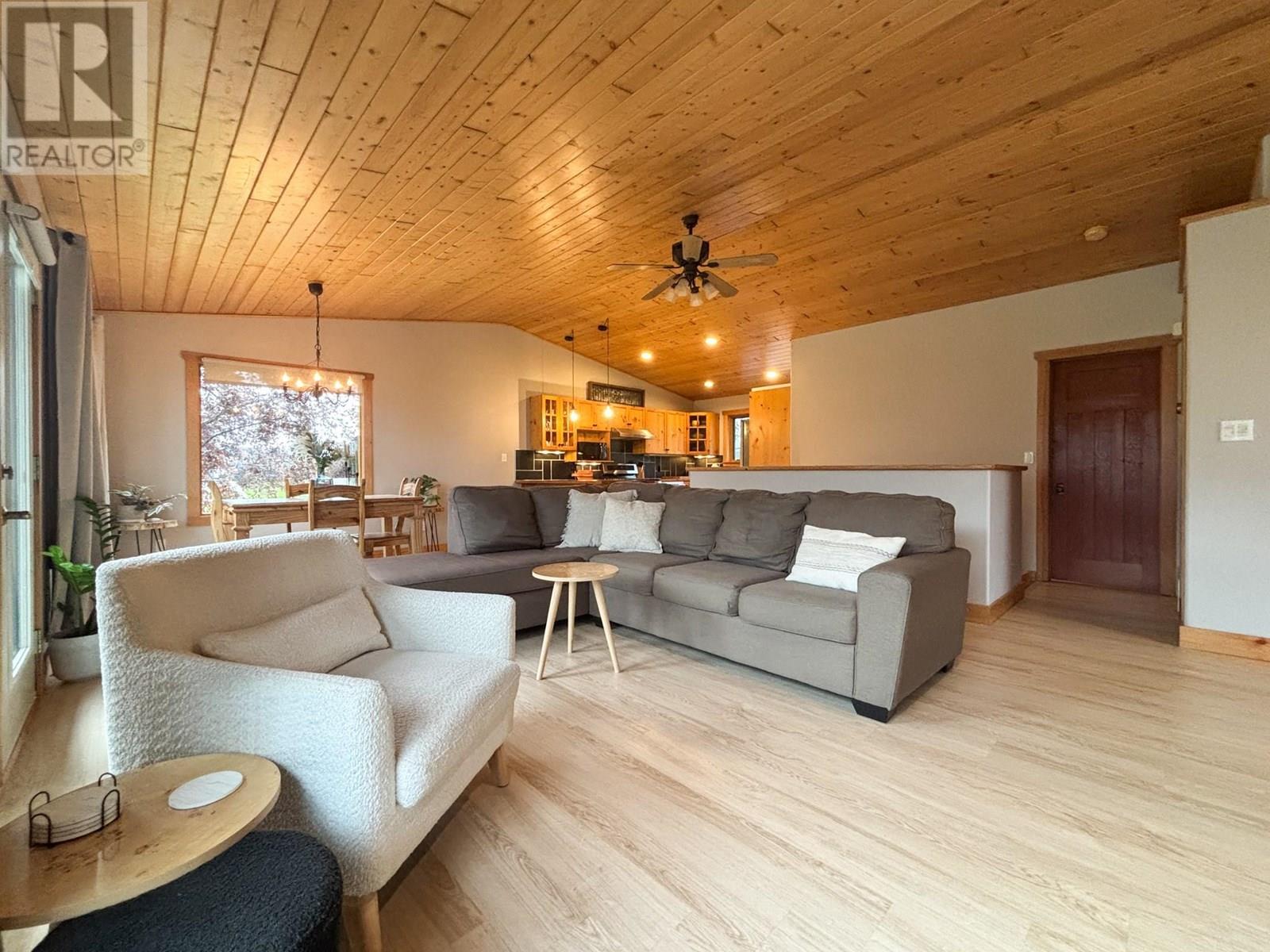 4761 Crescentwood Drive, Edgewater, British Columbia  V0A 1E0 - Photo 6 - 10353912