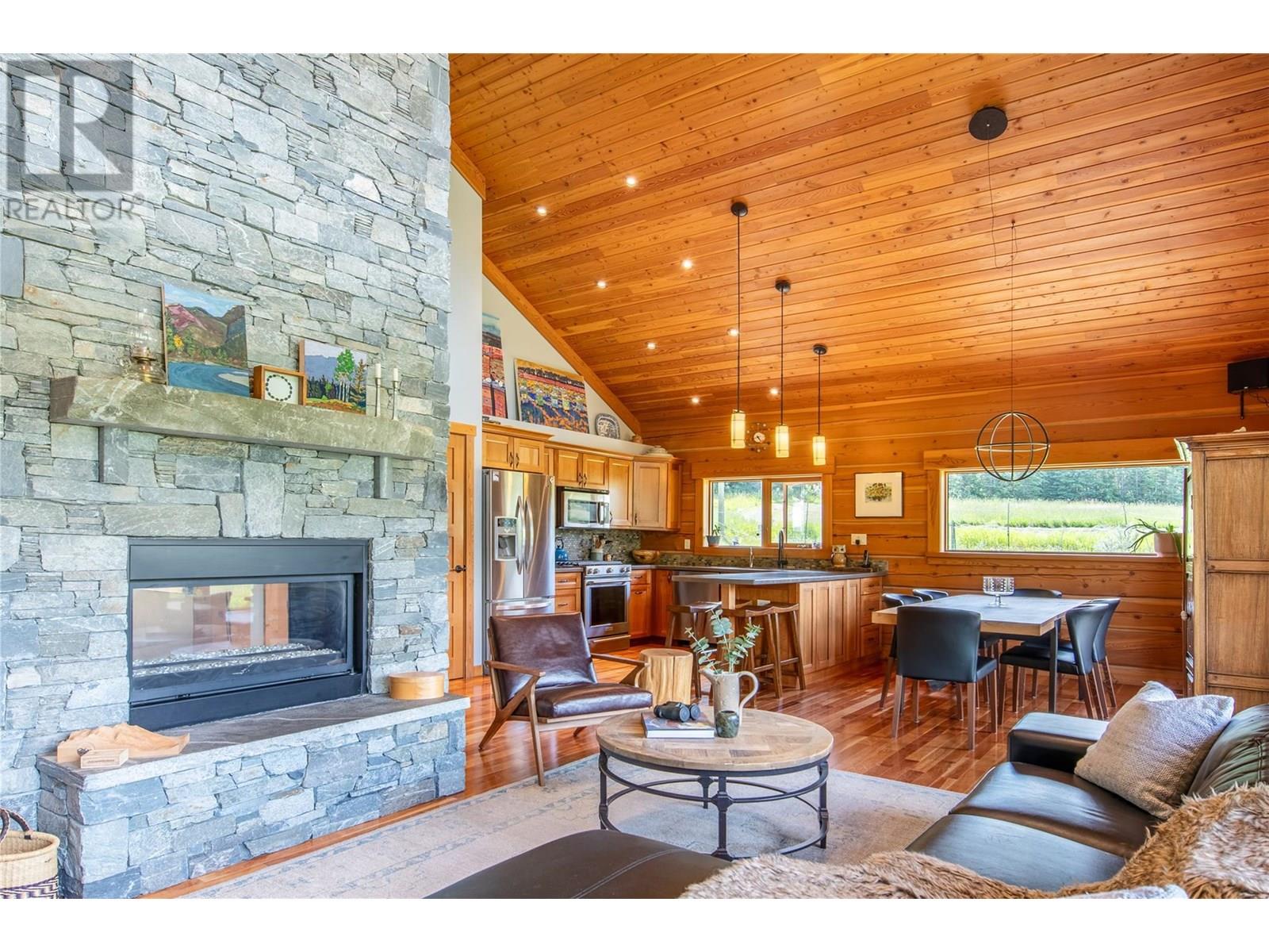 2550 Kettleston Road, Golden, British Columbia  V0A 1H1 - Photo 3 - 10354523