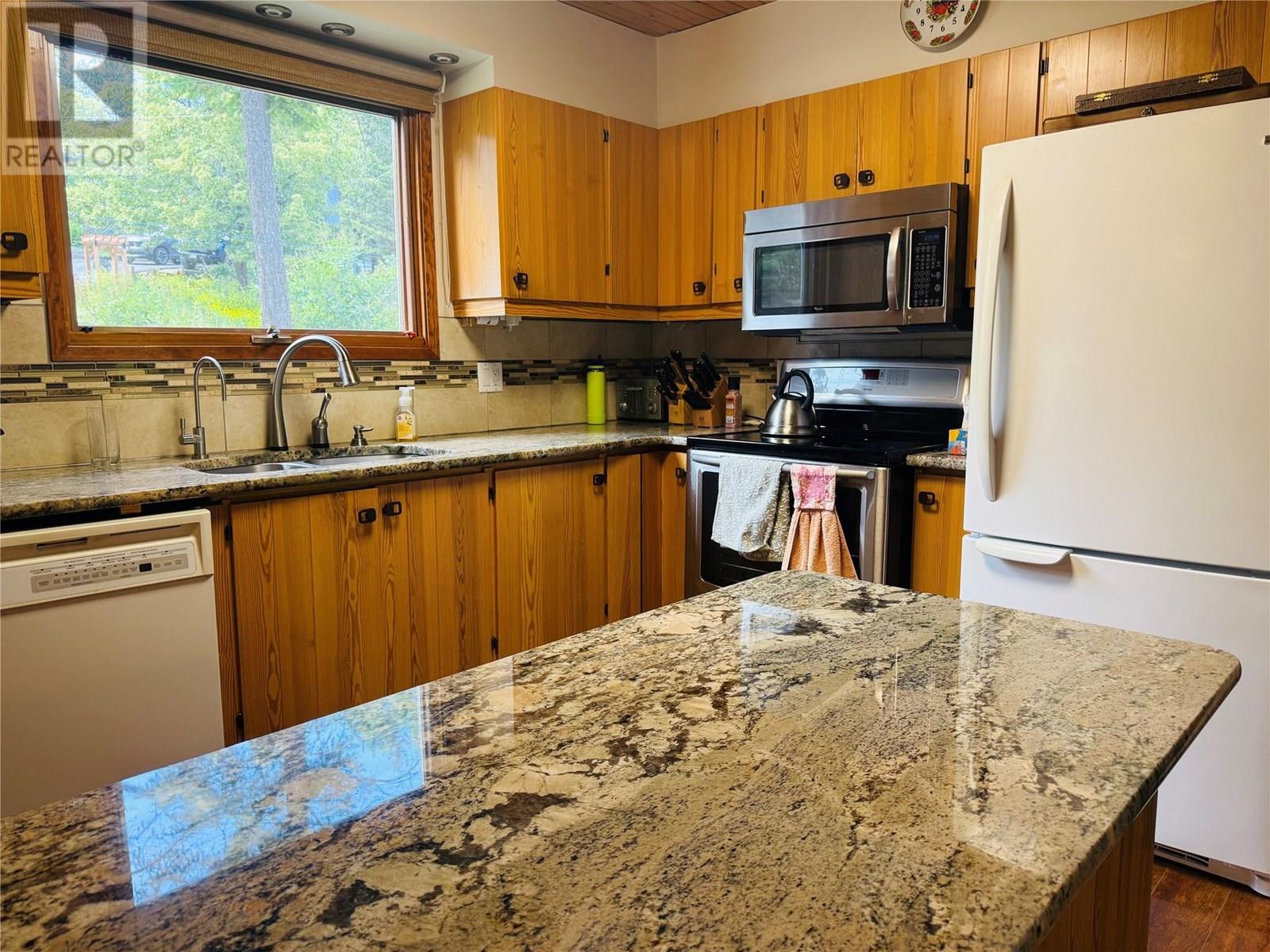 1410 10a Avenue, Invermere, British Columbia  V0A 1K0 - Photo 11 - 10354838