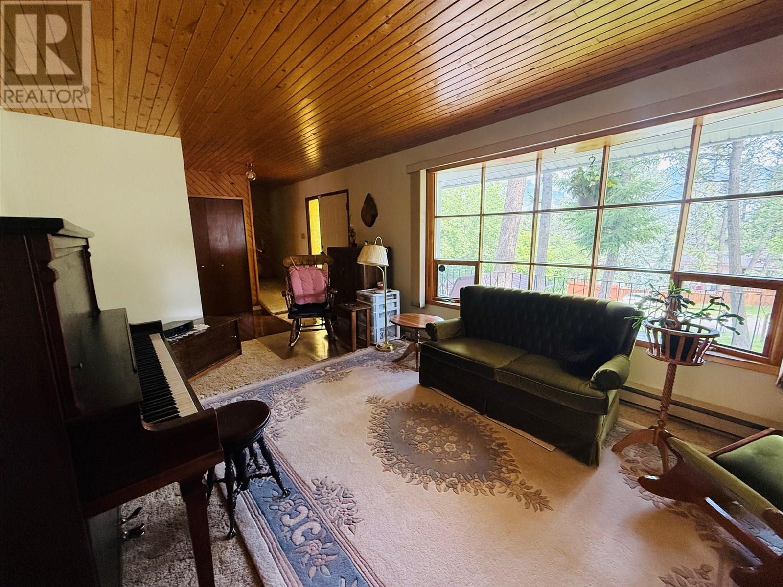 1410 10a Avenue, Invermere, British Columbia  V0A 1K0 - Photo 6 - 10354838