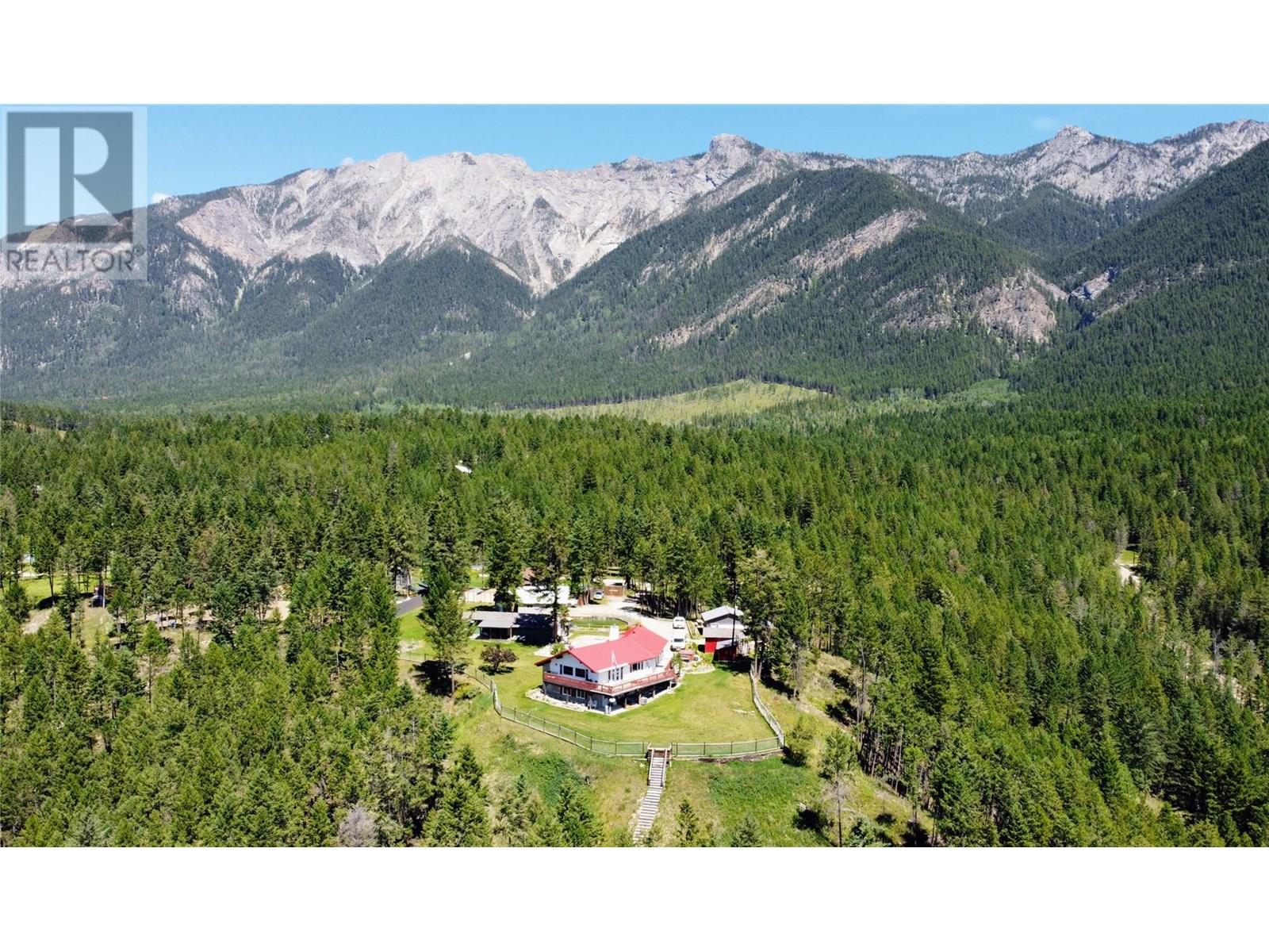 5761 LAUTRUP Road, Edgewater, British Columbia