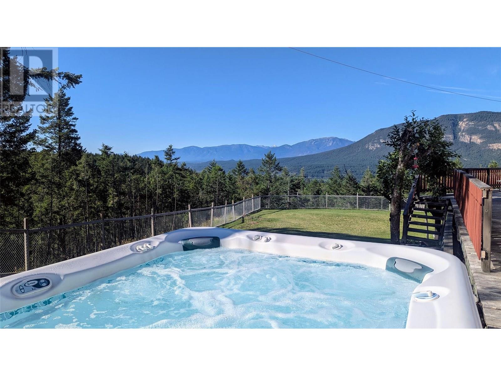 5761 Lautrup Road, Edgewater, British Columbia  V0A 1E0 - Photo 11 - 10354969
