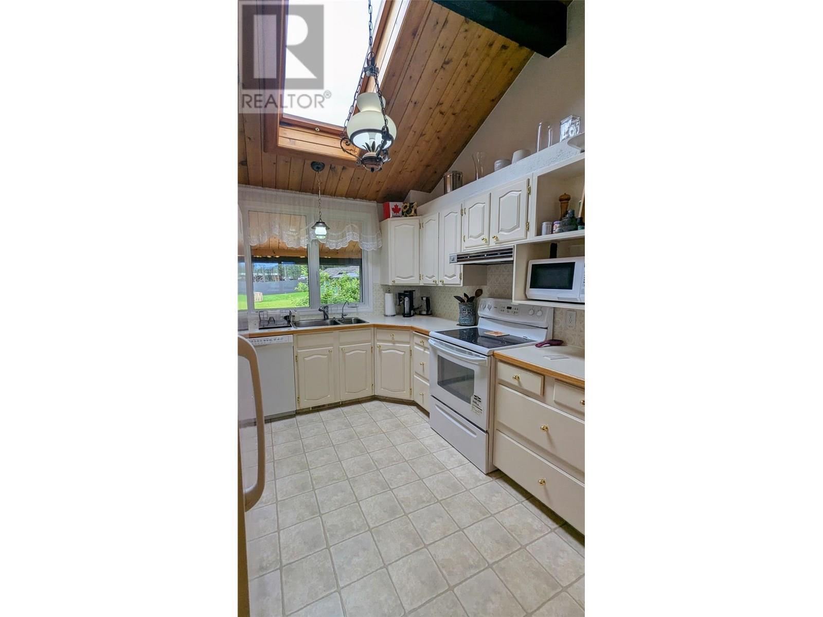 5761 Lautrup Road, Edgewater, British Columbia  V0A 1E0 - Photo 27 - 10354969