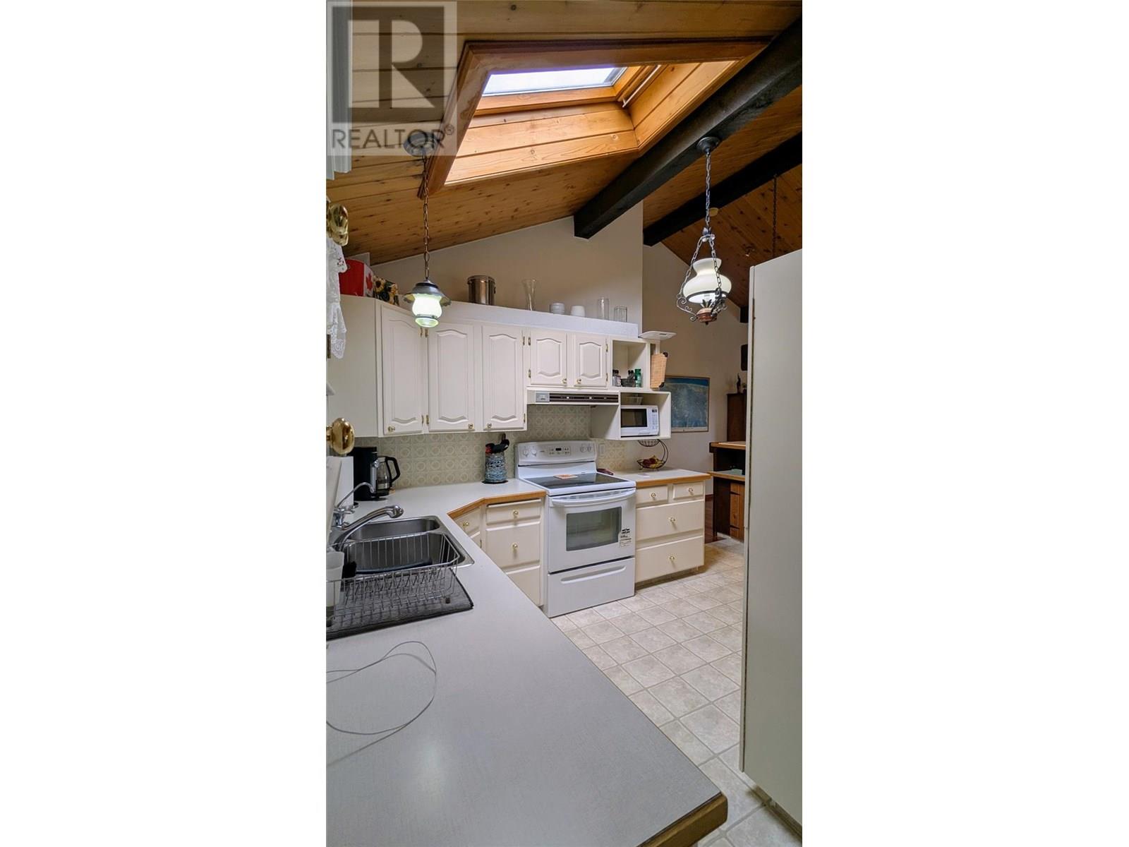 5761 Lautrup Road, Edgewater, British Columbia  V0A 1E0 - Photo 28 - 10354969