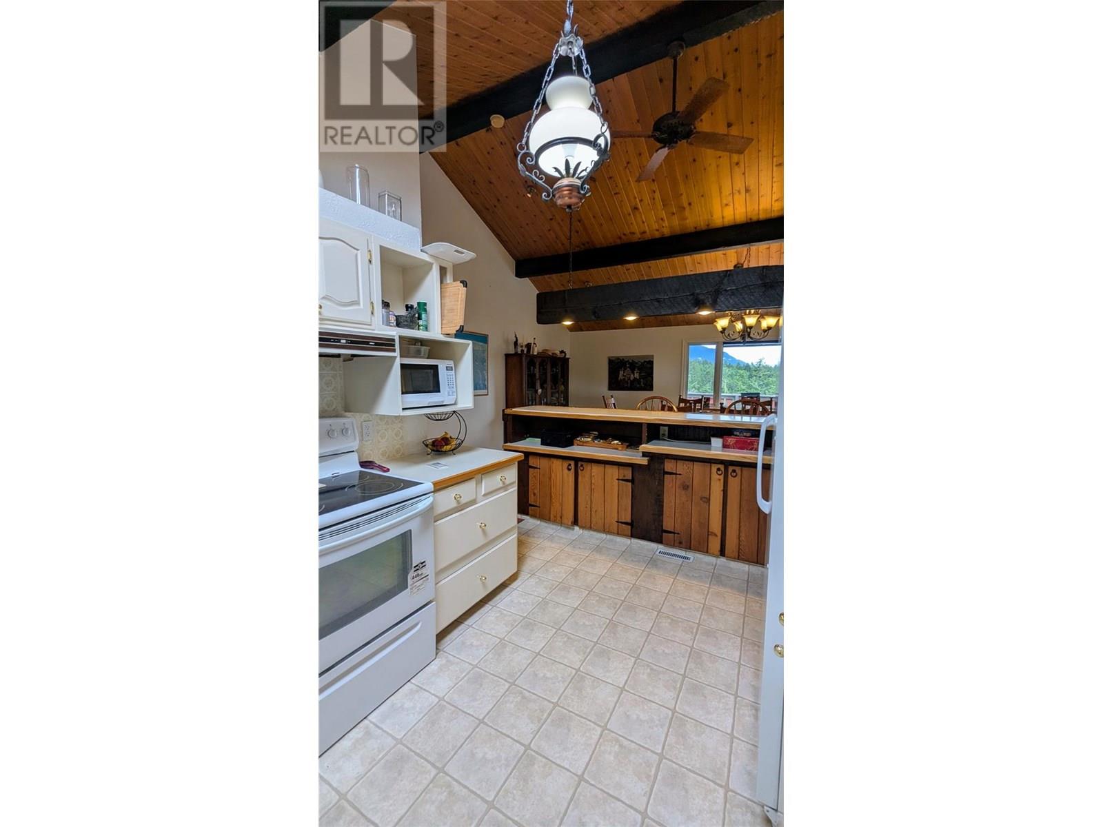 5761 Lautrup Road, Edgewater, British Columbia  V0A 1E0 - Photo 29 - 10354969