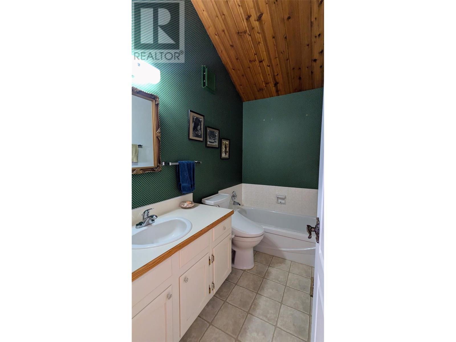 5761 Lautrup Road, Edgewater, British Columbia  V0A 1E0 - Photo 30 - 10354969