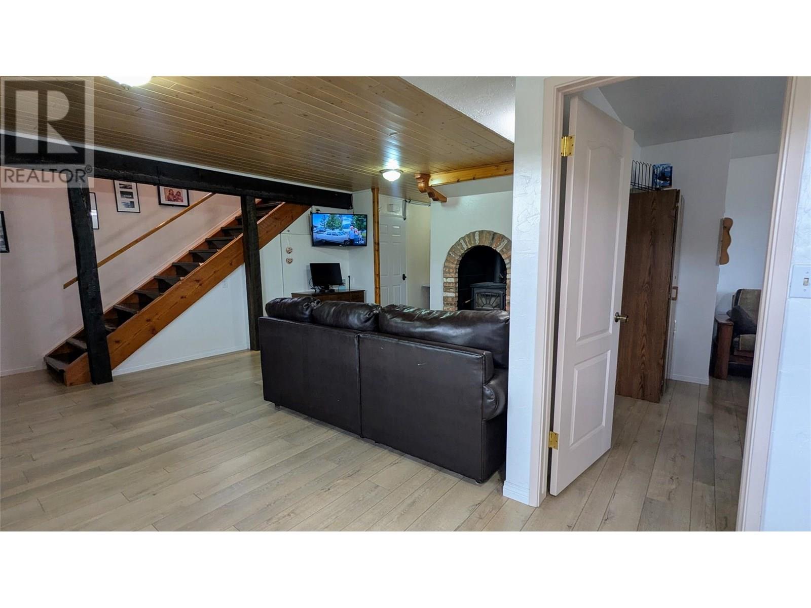 5761 Lautrup Road, Edgewater, British Columbia  V0A 1E0 - Photo 39 - 10354969